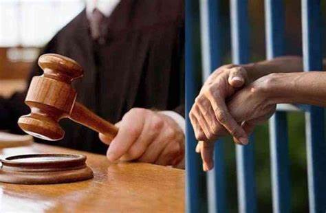 जन्म कैदको सजाय तोकिन लागेका हत्यारालाई चुम्बन गरेको अवस्थामा देखिइन् न्यायाधीश