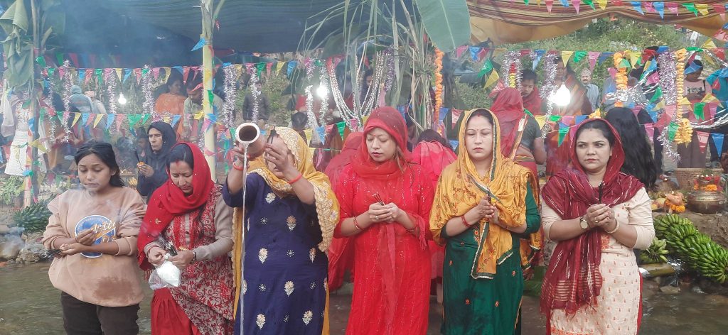 बिहान उदाउँदो सूर्यलाई अर्घ दिएसँगै छठ पर्व समापन