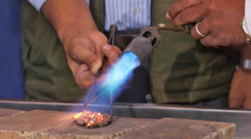 ब्रेक सुबाट छुट्याइएको सुन गालिँदै