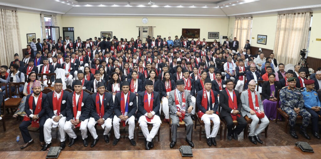 प्रधानमन्त्रीद्वारा १९औँ एसियाली खेलकुदमा भाग लिन जाने टोलीको बिदाइ