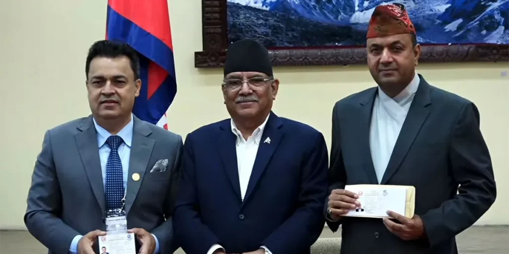 एनआरएन नागरिकता वितरण सुरु, एनआरएन अध्यक्ष केसी र आचार्यले लिए