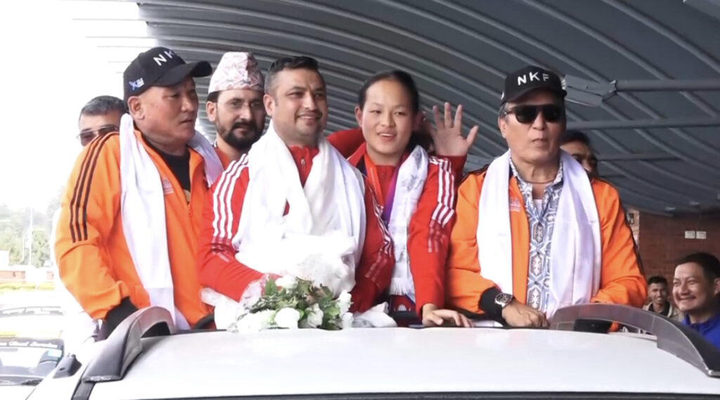 पदक विजेता खेलाडी र प्रशिक्षकसहितको नेपाली टोली स्वदेश फर्कियो, हेर्नुहोस् तस्वीरहरू