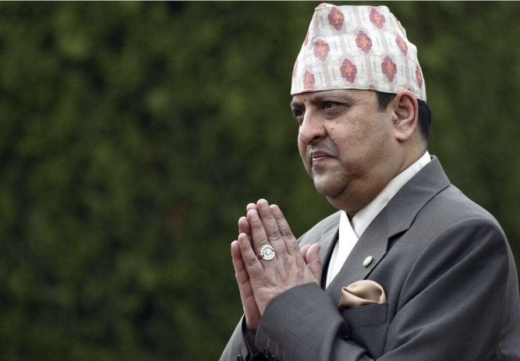 पूर्वराजा ज्ञानेन्द्रले दशैंको टीका शुभेच्छुकलाई लगाइदिने