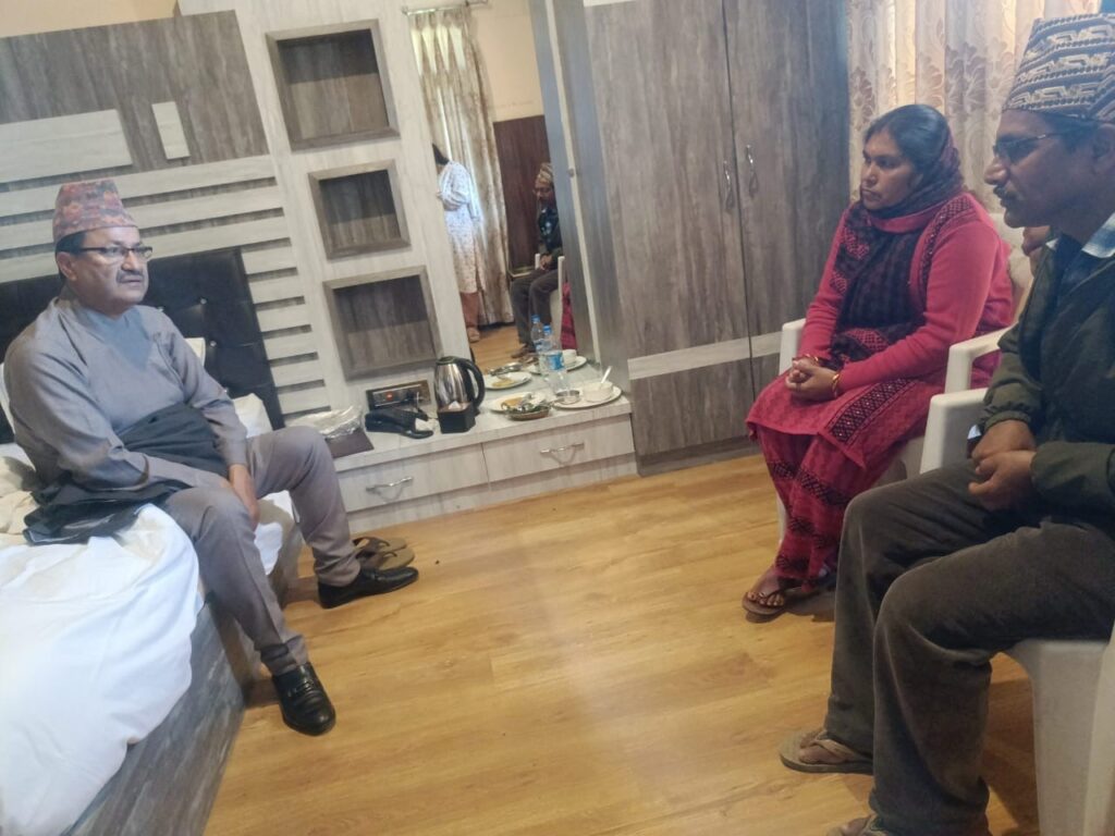 खोजबिनको माग गर्दै विपिनका बुबाआमाले भेटे परराष्ट्रमन्त्री