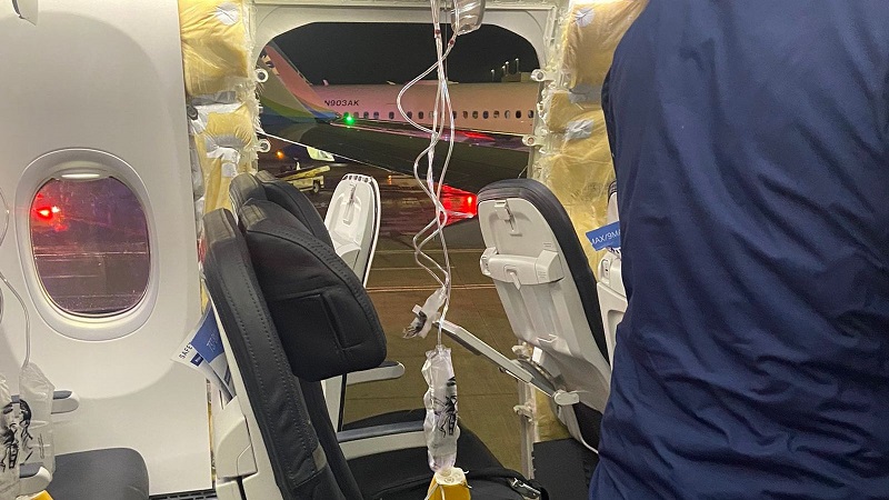 अमेरिकामा १ सय ७७ जना यात्रुसहित उडिरहेको विमानको झ्याल खसेपछि..