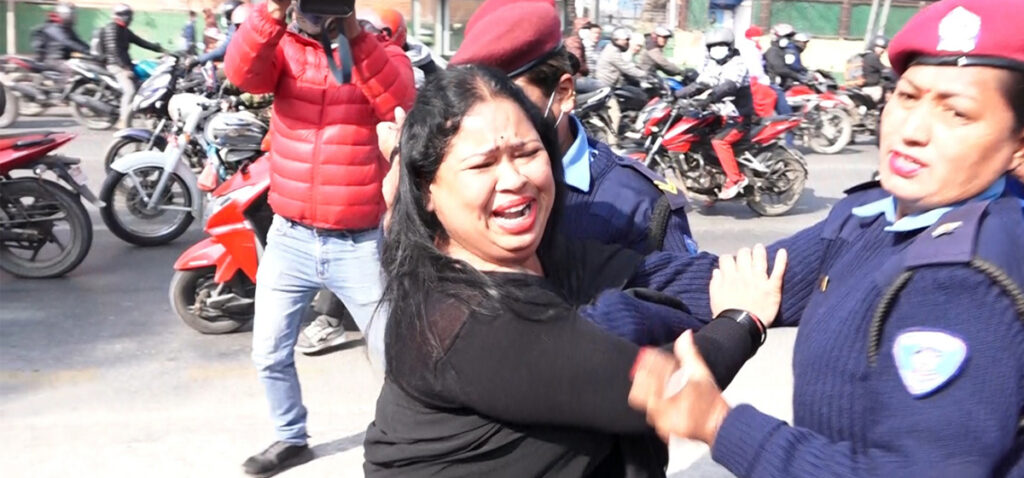 न्यायाधीश गिरीकी पत्नी आरती प्रहरी नियन्त्रणमा