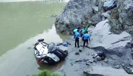 पशुपतिमा छोराको दाहसंस्कार गरेर फर्कदैँ थिए, दुर्घटनामा ७० वर्षीया आमासहित ५ जना अस्ताए