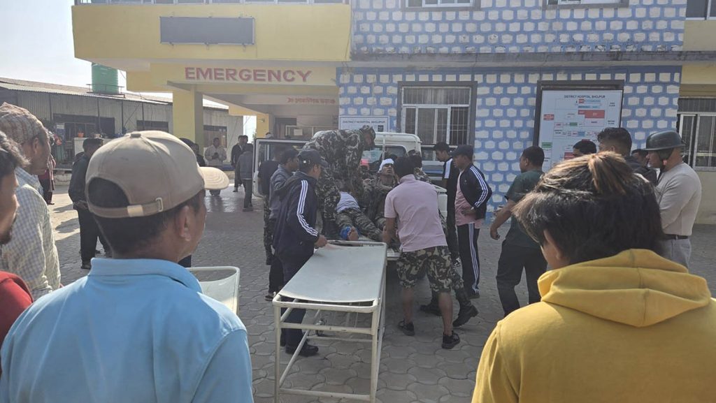 भोजपुरमा सेना चढेको गाडी दुर्घटना : २४ जना घाइते, ९ को अवस्था गम्भीर