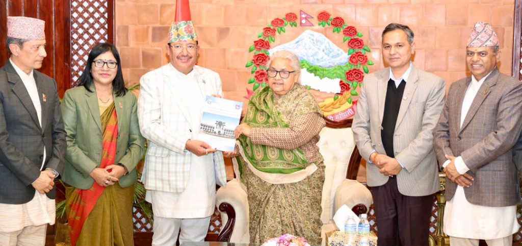 आयोगले प्रधानमन्त्री कार्कीलाई बुझायाे निर्वाचनको मत परिणामसहितको प्रतिवेदन